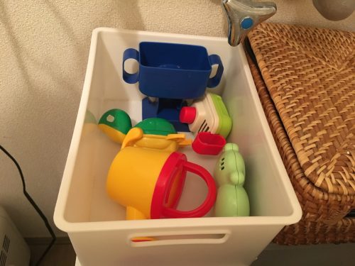 子どものおもちゃの収納 お風呂場に持ち込み式にすることで掃除が楽になる 小さな暮らしと節約家計簿